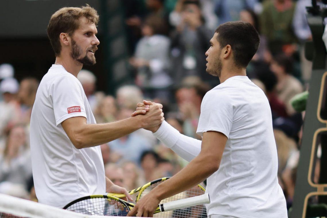 Đoković in Alcaraz brez težav v osmino finala Wimbledona, Sakari izpadla