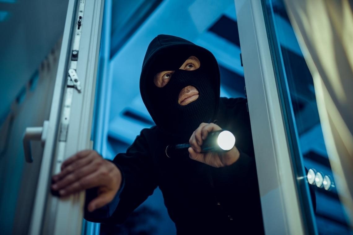 Ropar iz prodajalne nakita v Ljubljani odnesel za nekaj tisoč evrov nakita
