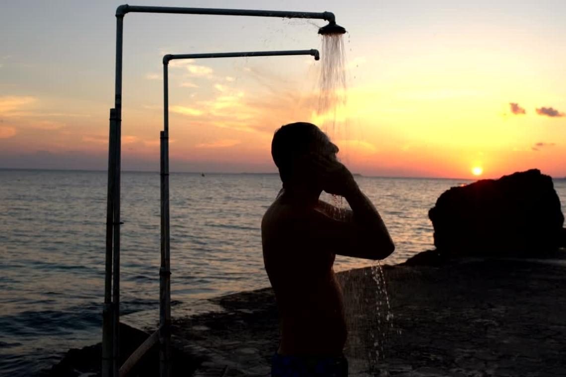 Na plažah ob slovenski obali se bo ob koncu poletja mogoče oprhati