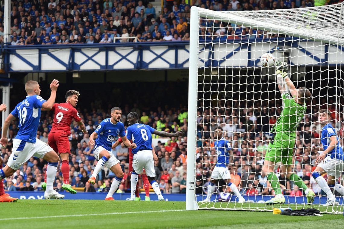 V Liverpoolu brez zmagovalca, Arsenal ostaja na vrhu