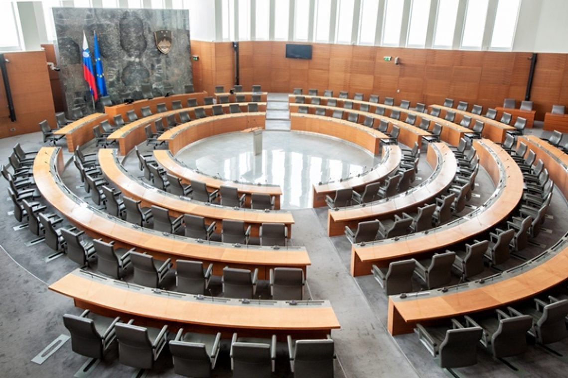 Brez podpore za odpravo nezdružljivosti poslanske in županske funkcije 