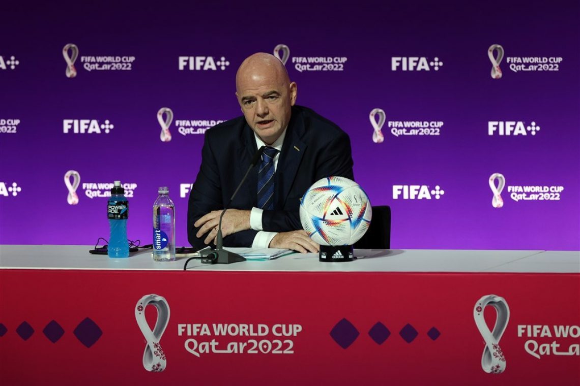 Infantino v vlogi sodnika na tekmi med zvezdniki in delavci