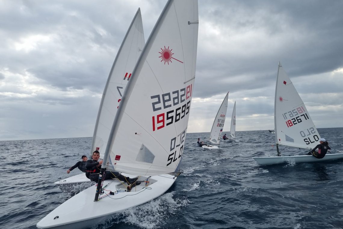 Jadralci leta 2022 Vodišek in posadka Mrak-Božič