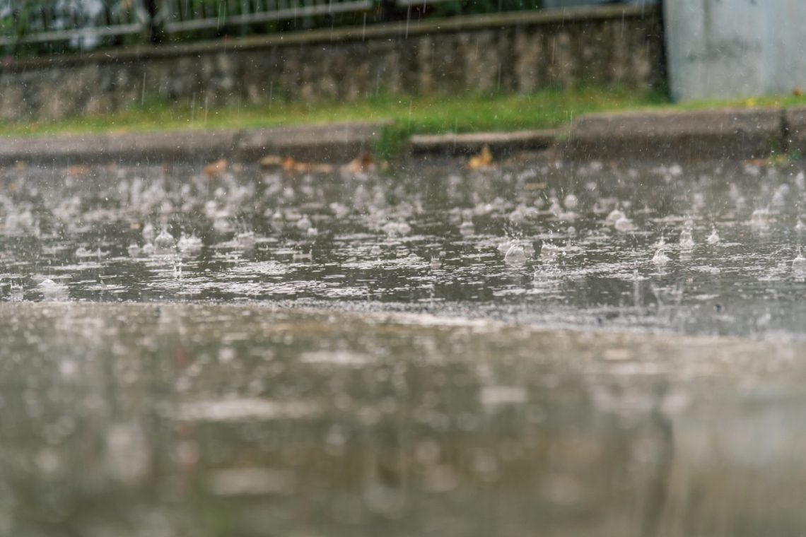 Na Tolminskem se je hudournik razlil po vasi, plazova zasula cesti