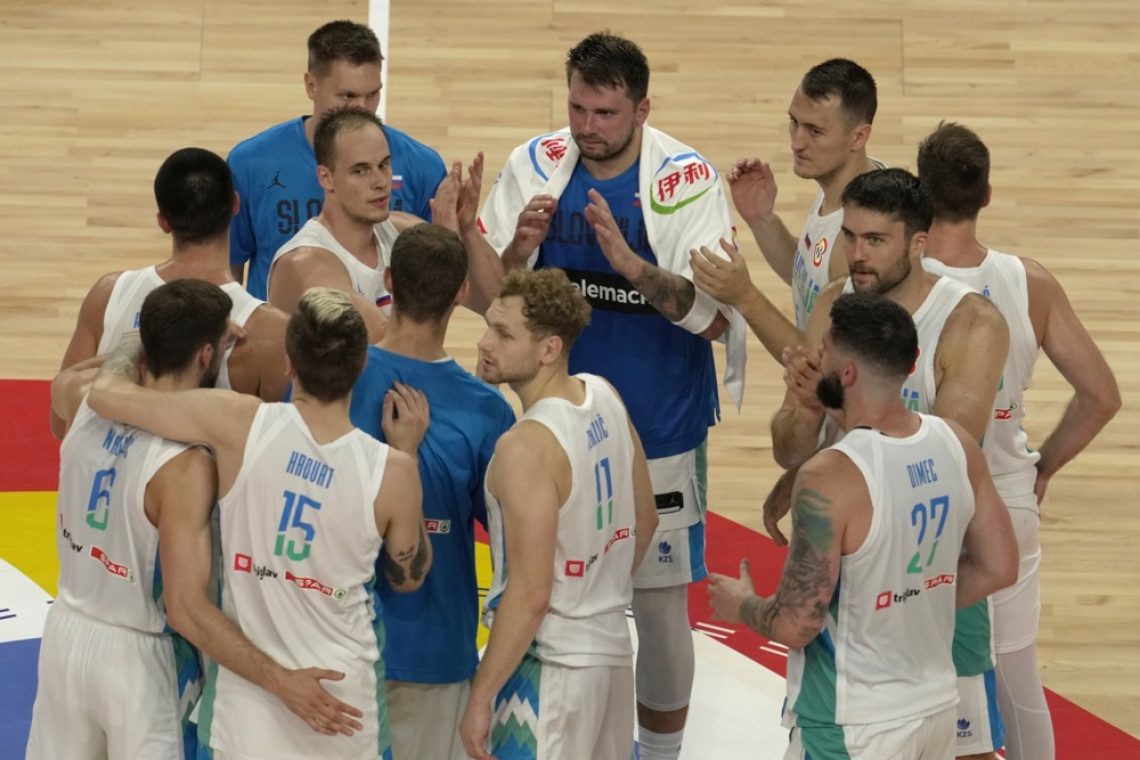 Slovenija naredila pomemben korak k četrtfinalu SP