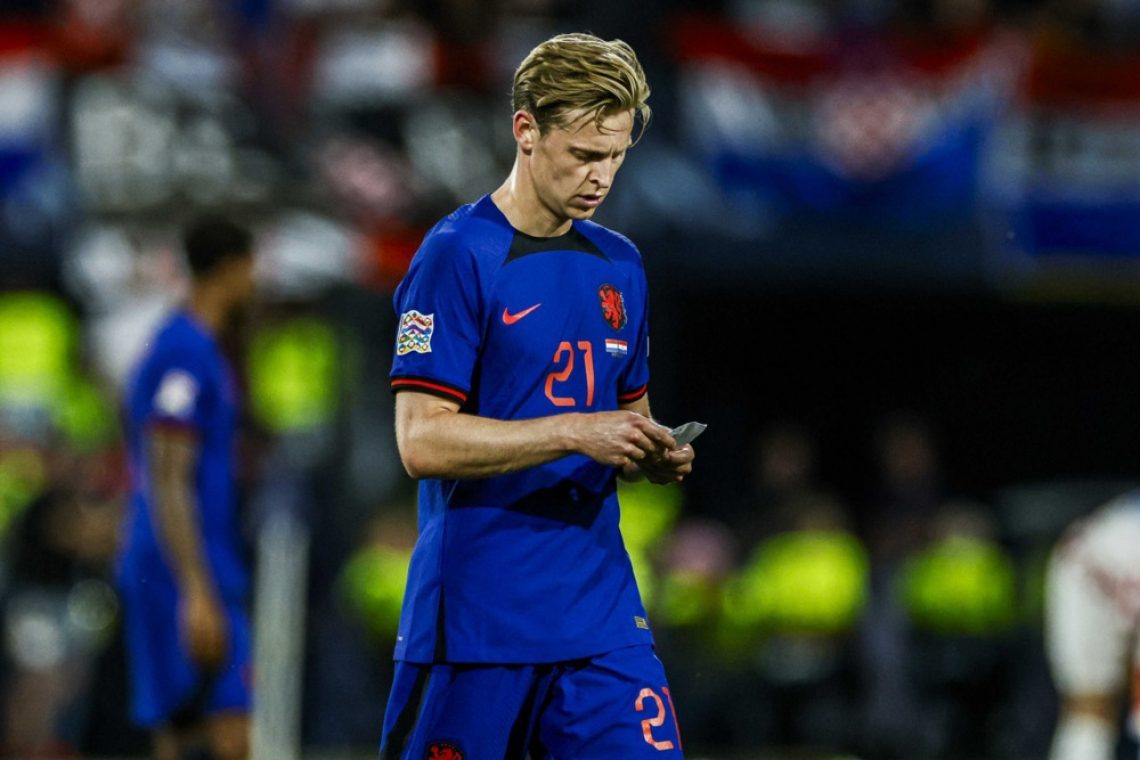 Barcelona vsaj tri tedne brez De Jonga