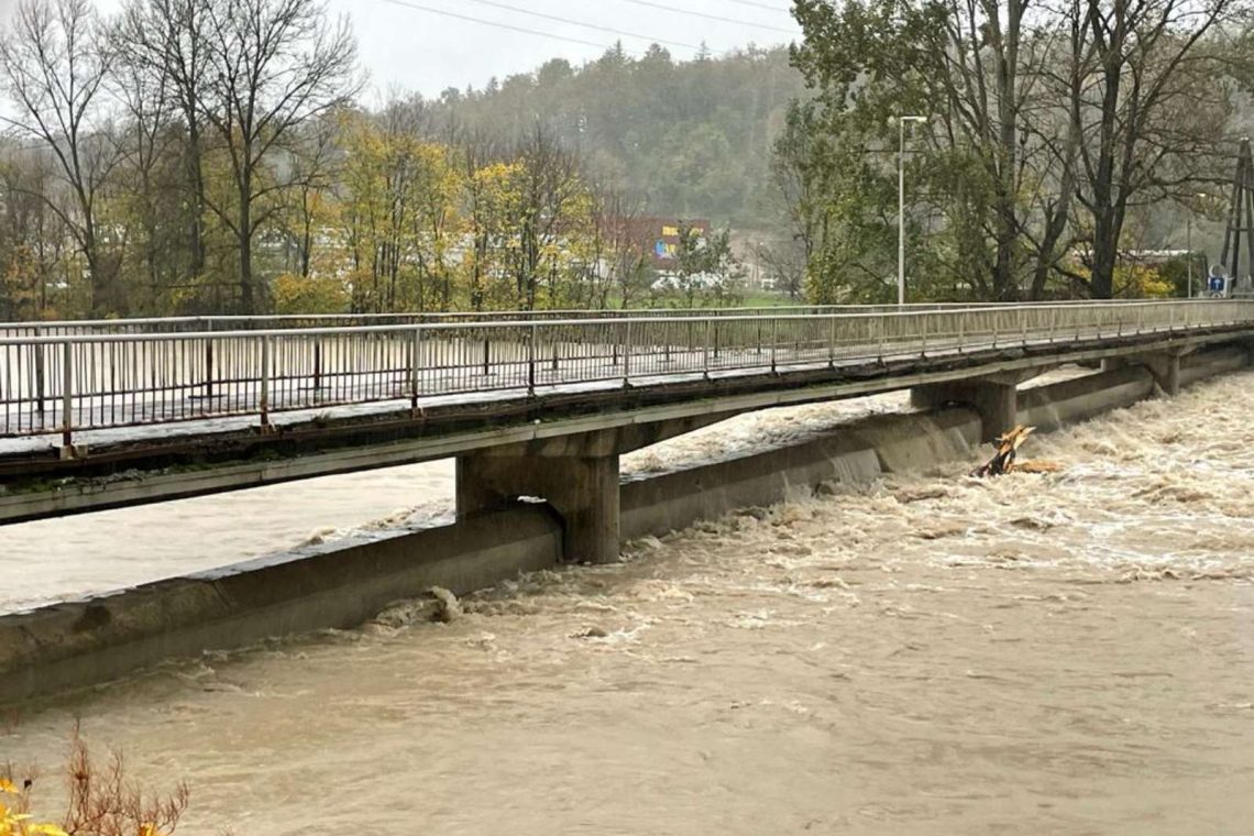 Sava preplavila poškodovani betonski ovoj kanalizacijske cevi na mostu pri nekdanji Planiki v Kranju
