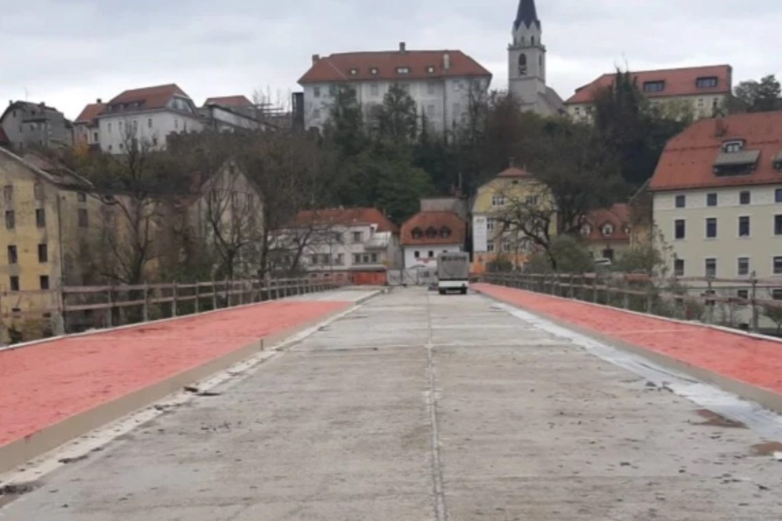 Pešci in kolesarji po mostu čez Savo konec novembra