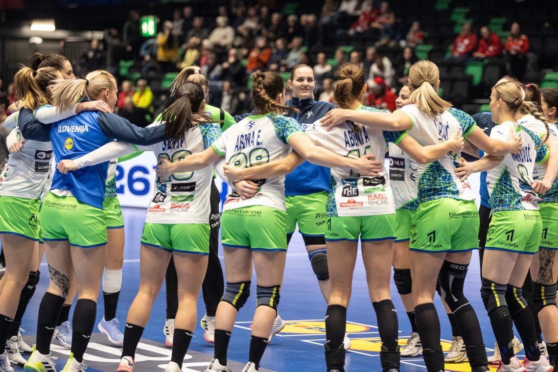 Slovenske rokometašice po odločilni zmagi proti Črni gori na olimpijske igre