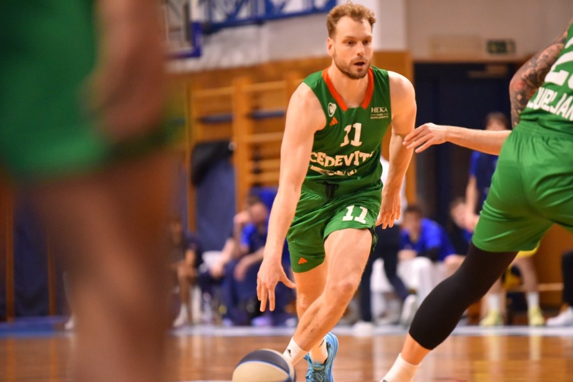 Košarkarji Šenčurja so na prvi polfinalni tekmi izgubili proti Cedeviti Olimpiji s 86:98 