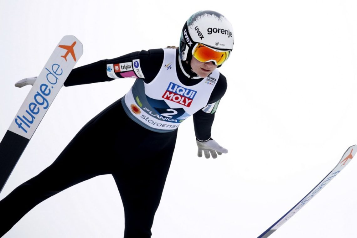Ema Volavšek tik pod stopničkami