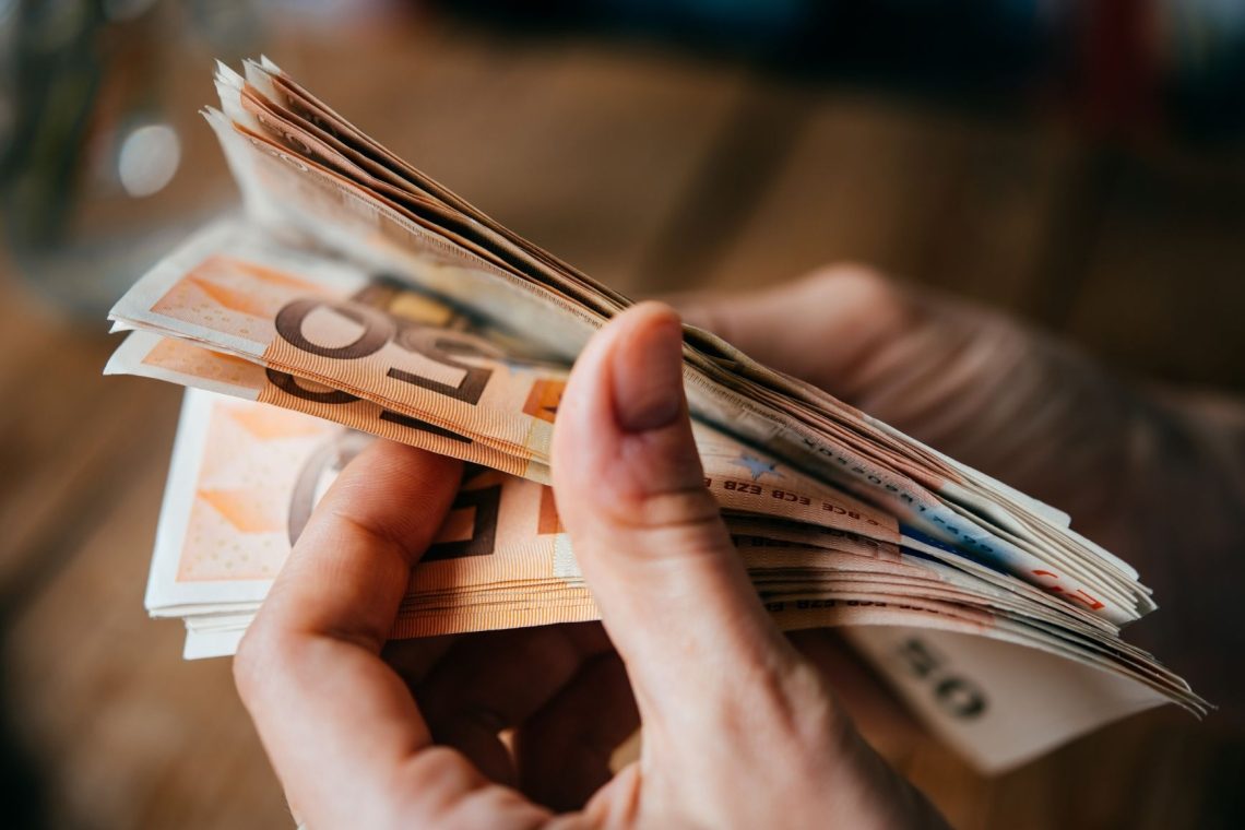 Vedno več podjetij odpravlja diskriminacijo pri izplačilu božičnic