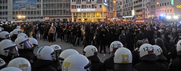 V Frankfurtu že pred tekmo priprtih več kot 30 navijačev