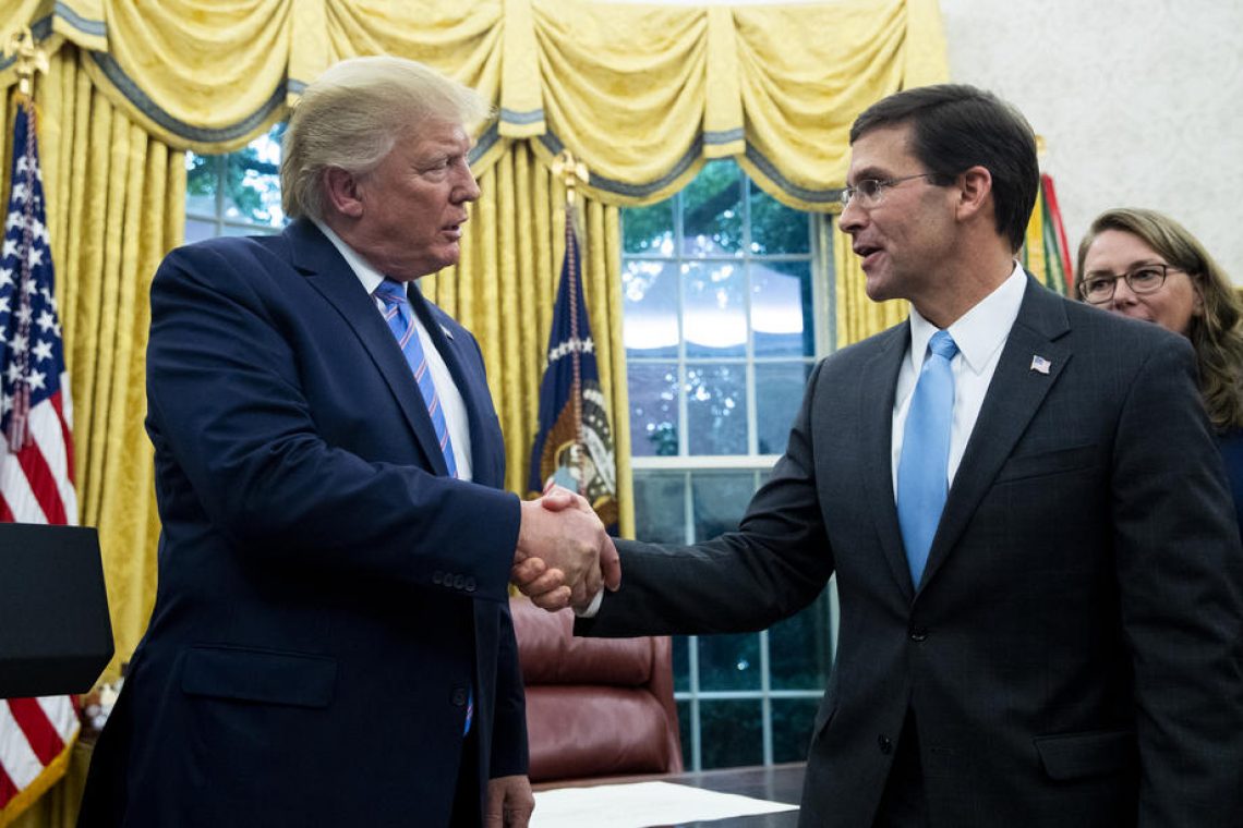 Trumpov minister Esper napisal knjigo o norih zamislih šefa