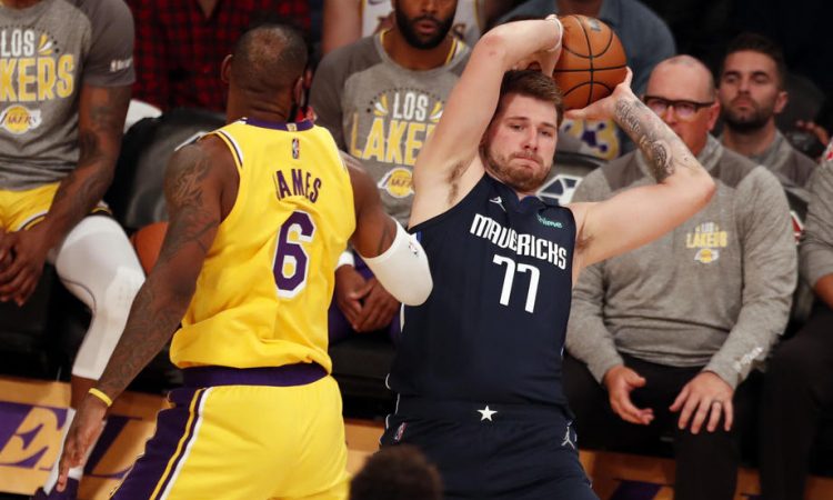 Dallas s sanjsko predstavo ter z izjemnim Dončićem izločil Phoenix