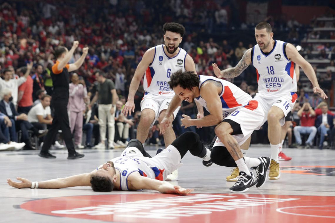 Efes Anadolu s košem Micića v zadnji sekundi prvi finalist evrolige