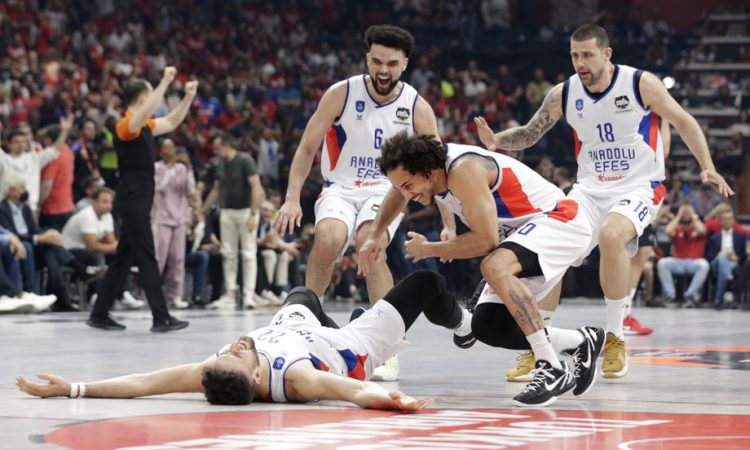 Efes Anadolu s košem Micića v zadnji sekundi prvi finalist evrolige