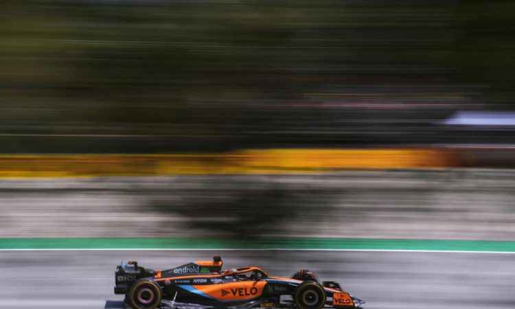 McLaren v čast Ayrtona Senne na vse svoje dirkalnike dodal njegov logotip