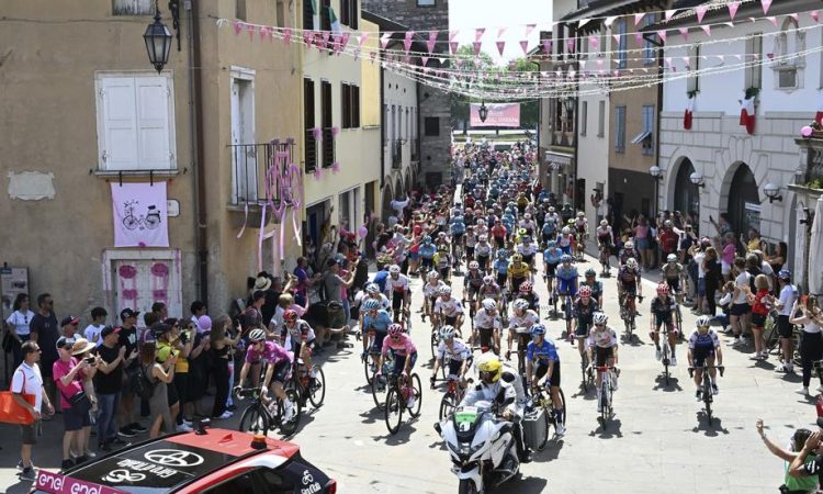 Etapa Gira s slovenskim pridihom Bouwmanu, v rožnatem ostaja Carapaz