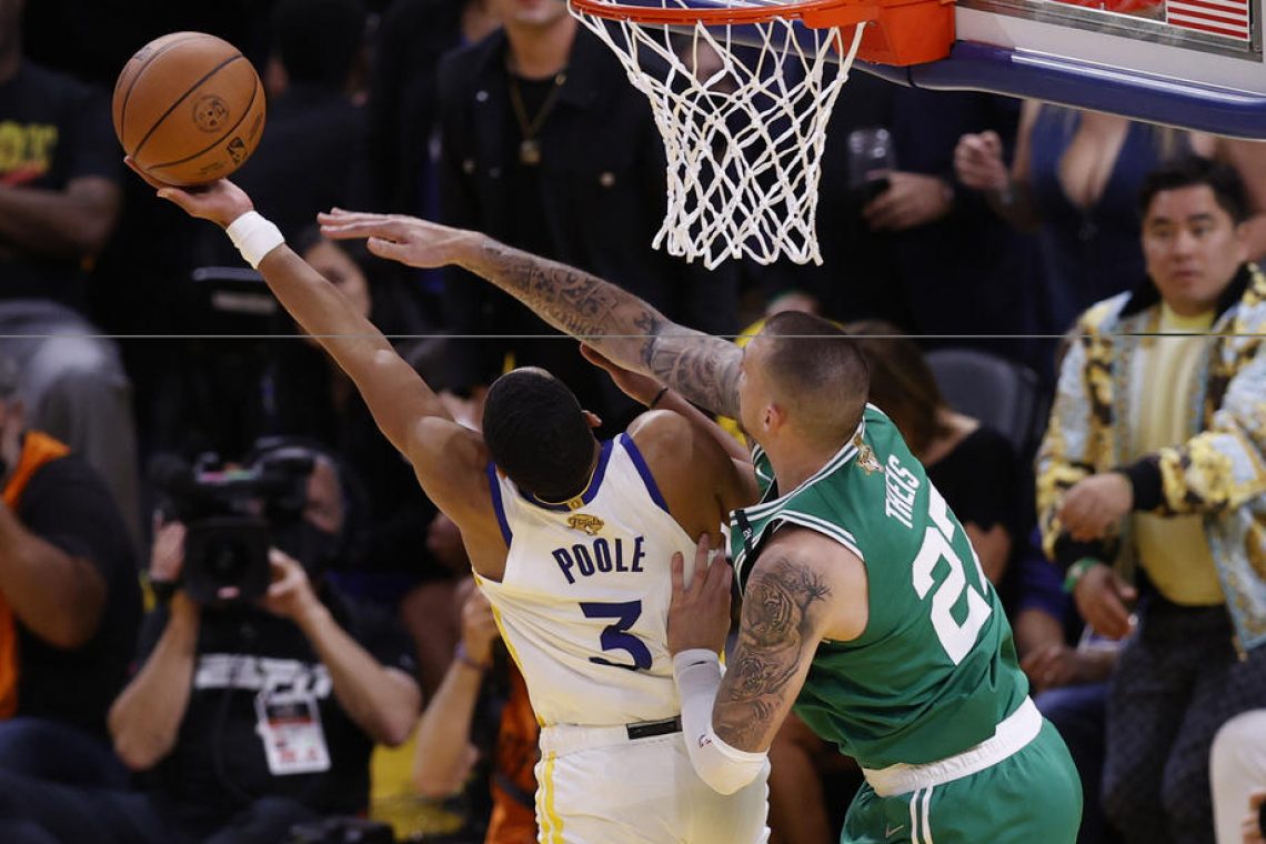 Golden State po izjemni tretji četrtini izenačil serijo