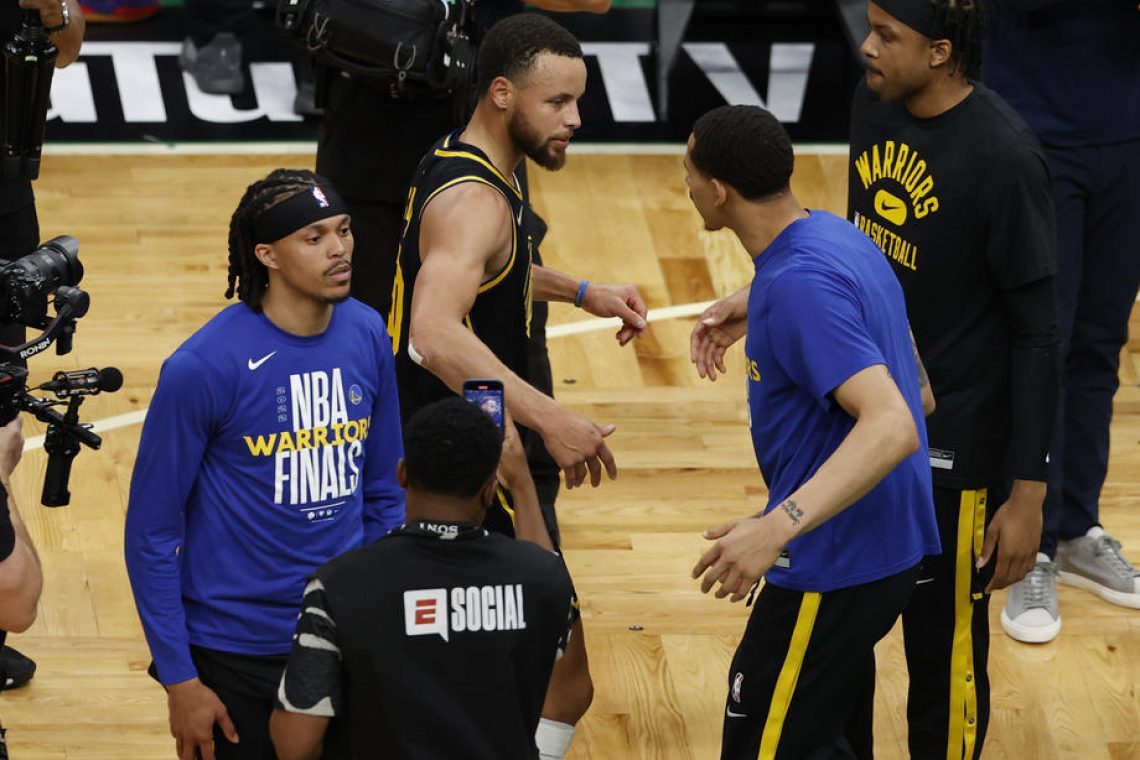 Golden State na krilih izjemnega Curryja do izenačenja na 2:2