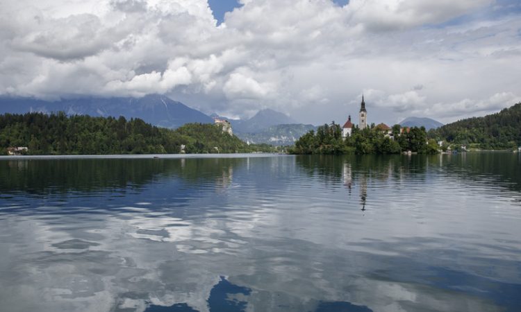 Predsednik Pahor blejski občini predal v hrambo kajak