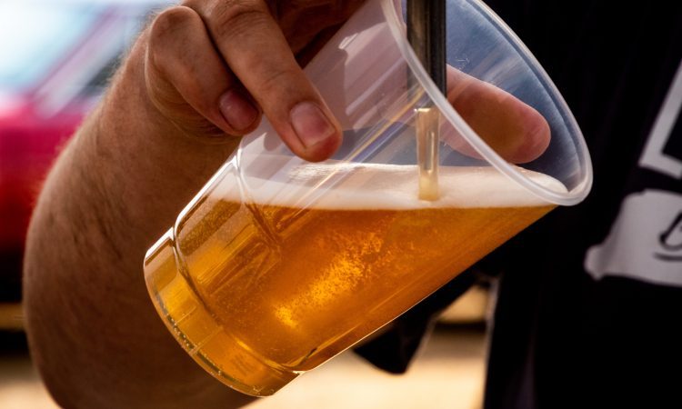 Na Islandiji po 107 letih prepovedi znova stregli pivo na nogometni tekmi