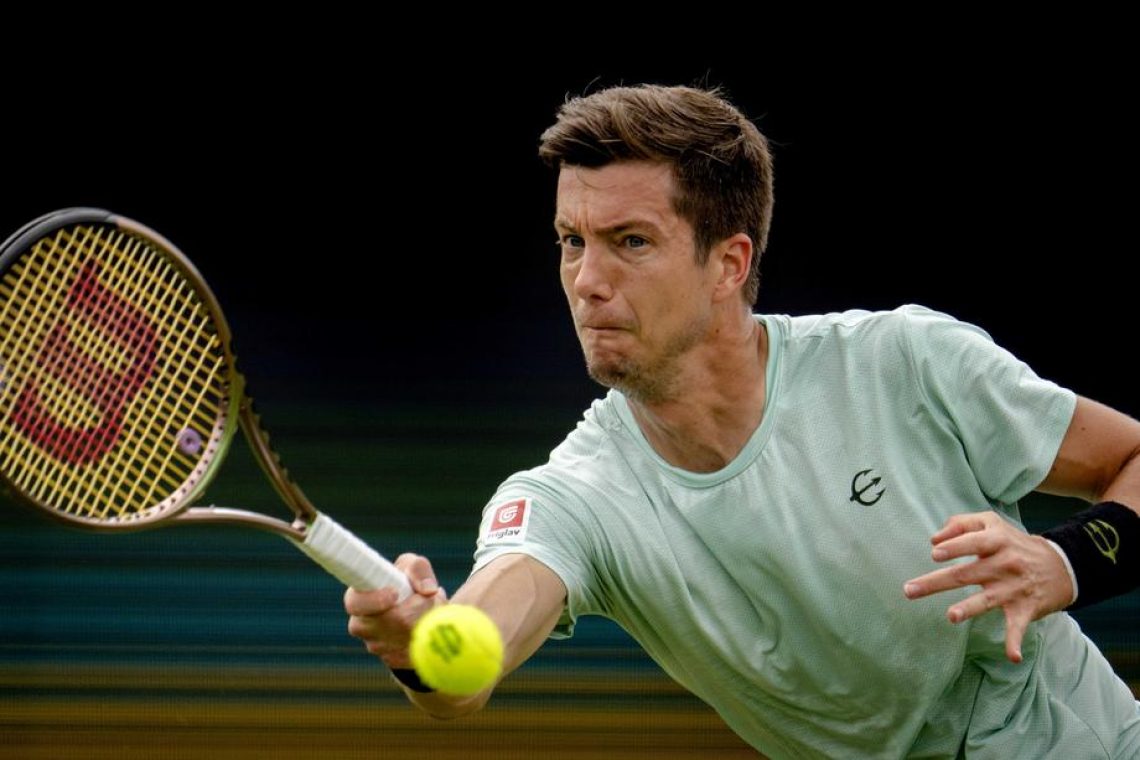 Medvedjev prvi, Bedene ven iz top 200