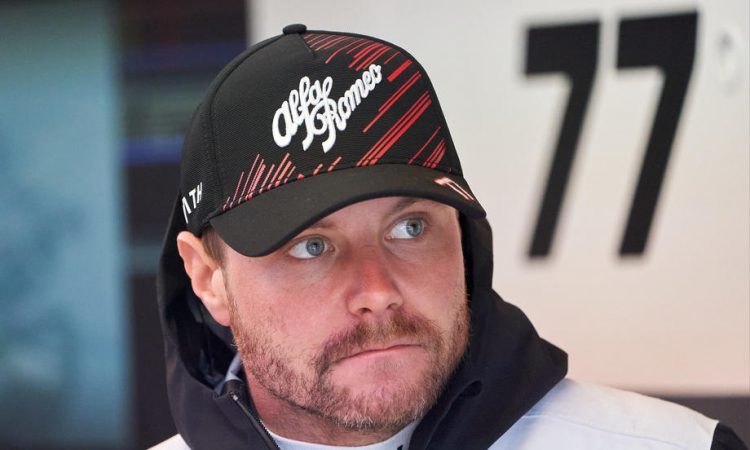Bottas najhitrejši na deževnem prvem treningu