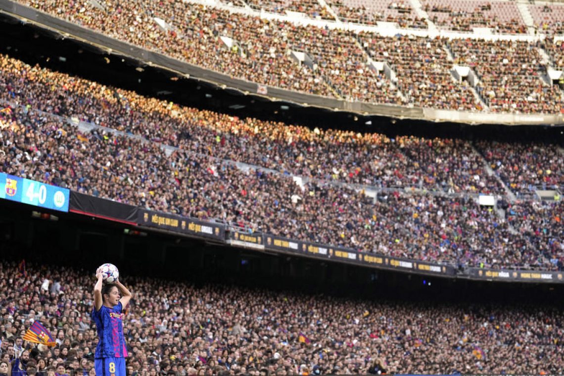 Barcelona tudi s trženjem imena stadiona nad velikanski dolg
