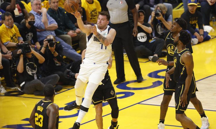 Luka Dončić in Goran Dragić se bosta ob 17. uri predstavila še v Stockholmu