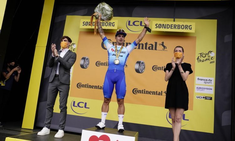 Sprinterska etapa Groenewegnu, v rumenem še naprej Van Aert