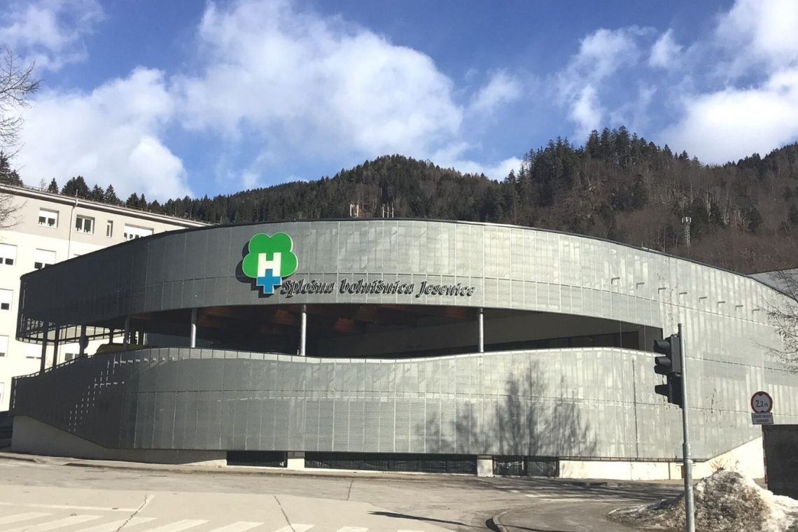 V jeseniški bolnišnici znova opozarjajo na prostorsko stisko, posebno v internistiki