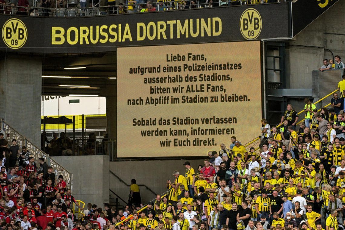 V Dortmundu navijači zaradi sumljivega vozila stadion zapustili s polurno zamudo
