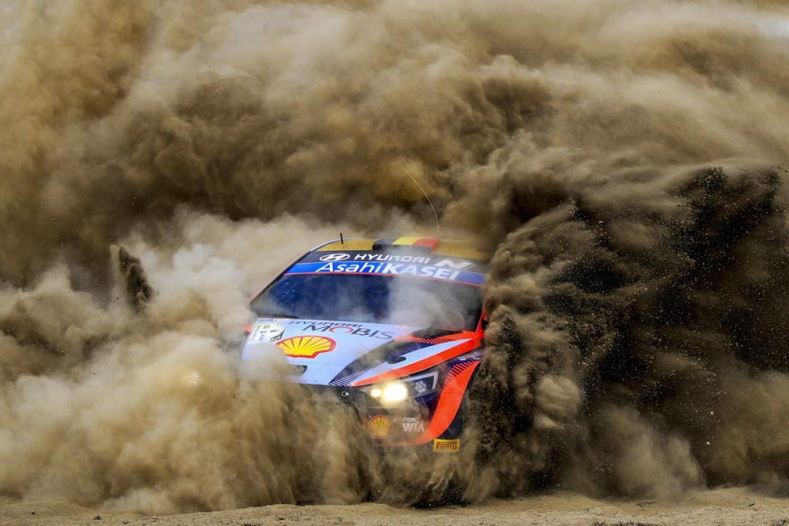 Neuville vodi po prvem dnevu v Belgiji, Rovanperä odstopil
