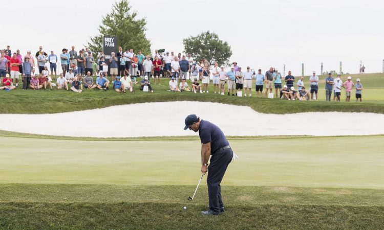 Tožba Mickelsona in drugih golfistov proti PGA na sodišču šele 2024