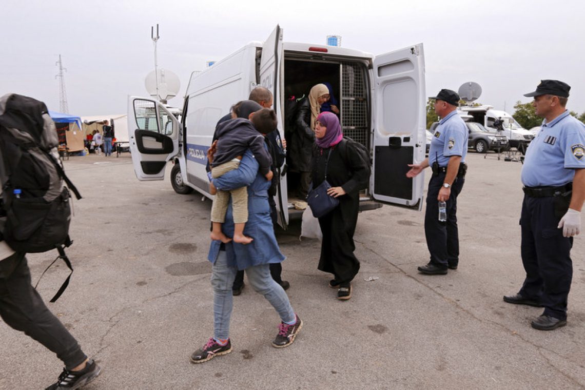 Voznik pobegnil v gozd, njegov avto z migranti pa je trčil v policijsko vozilo
