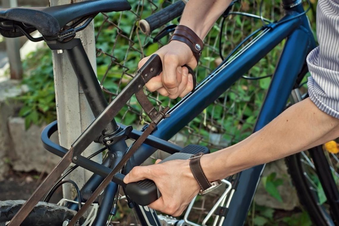 V središču Ljubljane po grožnji s pretepom ukradli kolesa