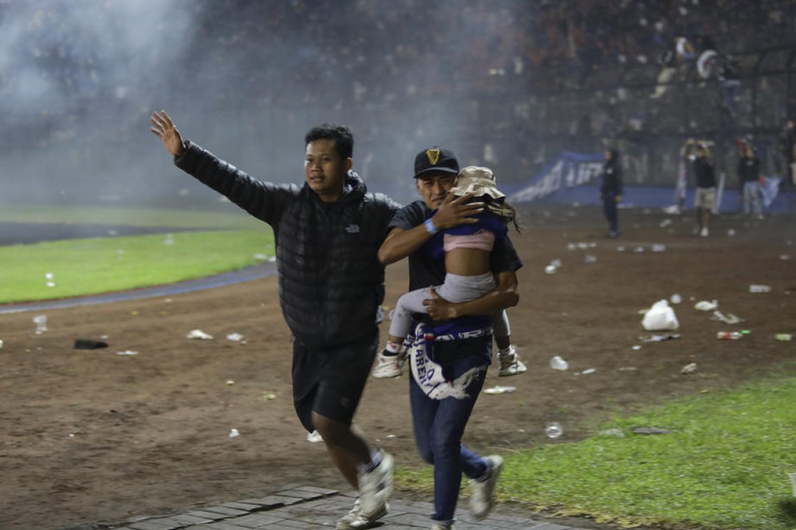Tragedija v Indoneziji: Vsaj 129 mrtvih v izgredih na stadionu