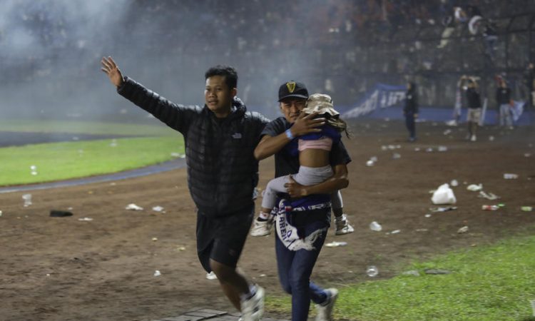 Tragedija v Indoneziji: Vsaj 129 mrtvih v izgredih na stadionu
