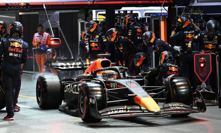 Verstappen ni izkoristil prve priložnosti za obrambo naslova