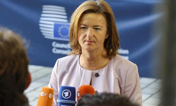 Fajonova Pahorja po njegovi napovedi o ponovni aktivaciji v stranki povabila na pogovor