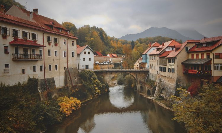 Občine v številkah: Najvišja neto plača v Podlehniku, najbolj delovno aktivni v Kranjski Gori