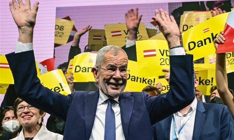 Avstrijski predsednik zaradi bolezni preložil obisk v Sloveniji