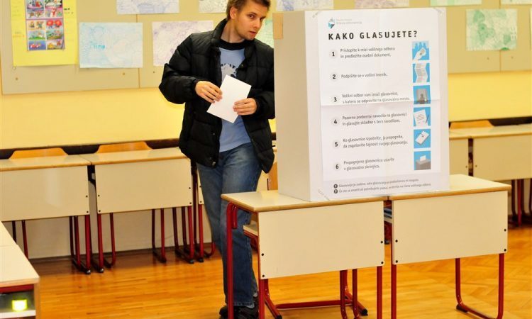 Po mnenju SDS se ob pomanjkanju argumentov za zakone pred referendumi pojavljajo številne manipulacije
