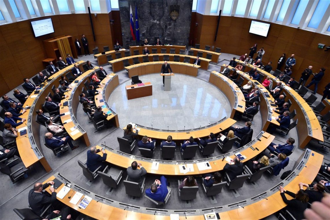 Prihodnji teden v parlamentu: Pred poslanci glasovanje o noveli zakona o dohodnini