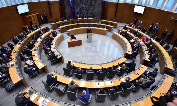 Prihodnji teden v parlamentu: Pred poslanci glasovanje o noveli zakona o dohodnini