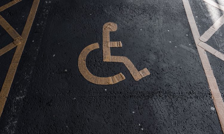 Parkiranje na mestih za invalide otežuje njihovo mobilnost