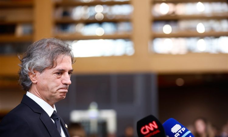 Ministrica Bobnar poslala pisno odstopno izjavo premierju Golobu