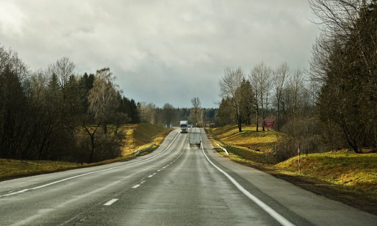 Na cesti v okolici Cerkelj na Gorenjskem umrla voznica